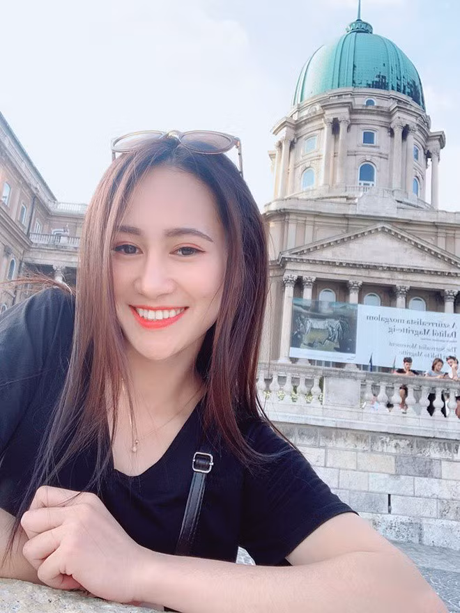 Minh Hằng đến với môn thể thao đấu kiếm khi còn học phổ thông. Cô nàng được các thầy đánh giá nhanh nhẹn, tháo vát.