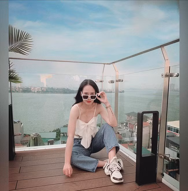 Ngoài ra, cuối tuần cô còn nhận đi làm mẫu ảnh để nâng cao kỹ năng cho bản thân và kiếm thêm thu nhập, ổn định cuộc sống.