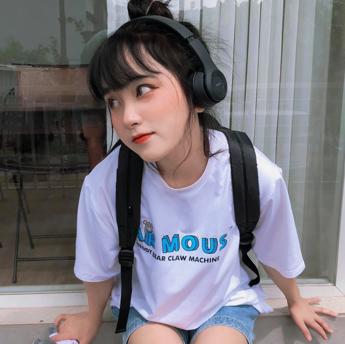 Khuôn mặt hơi bầu bĩnh, đôi mắt to tròn là điểm nhấn trên khuôn mặt khiến Minh Tú luôn bị nhầm là con lai.