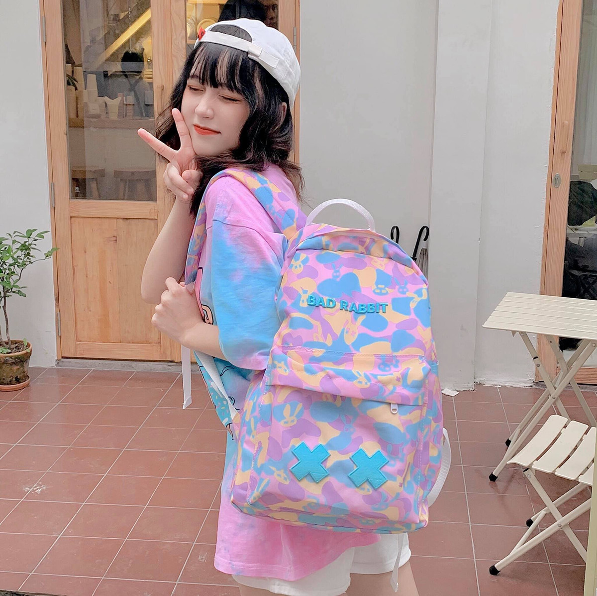 Nói về cách trang điểm của mình, Minh Tú tìm hiểu và yêu thích phong cách trang điểm đậm, cô bạn mày mò tự học và làm theo.