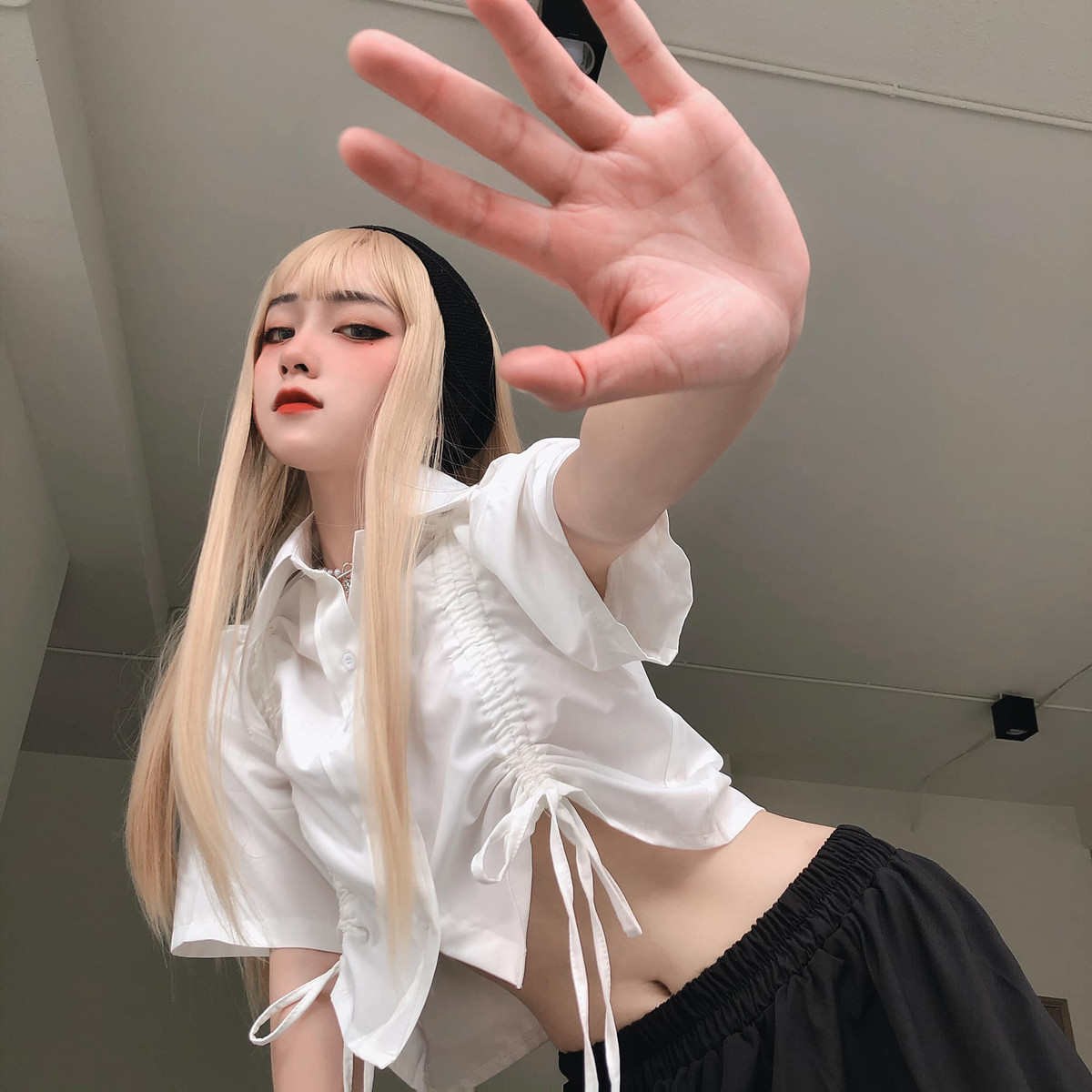 Trong mắt mọi người xung quanh, Minh Tú được nhận xét là cô gái thân thiện, vui vẻ, thích làm trò và đôi lúc cũng "mưa nắng thất thường".