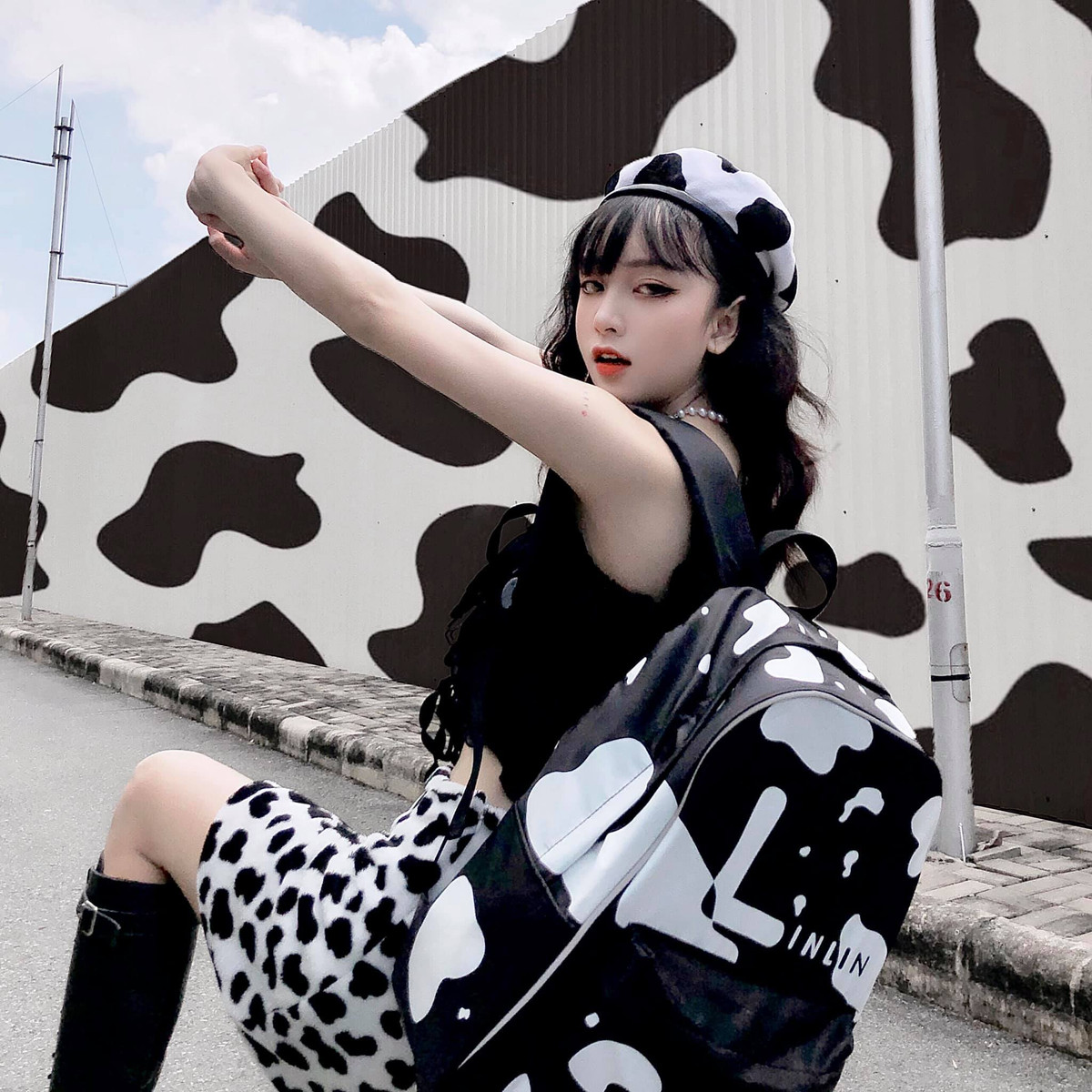 Ngoài make-up, sở thích của Minh Tú còn là chụp hình và tạo dáng trước ống kính. Đa phần những bức ảnh trên trang cá nhân đều được Minh Tú chụp bằng điện thoại.