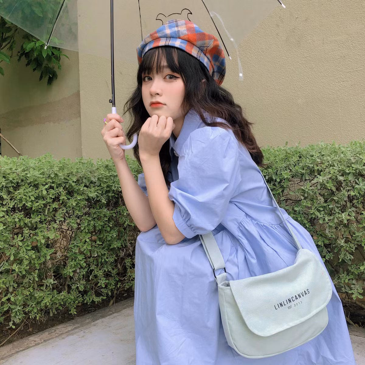 Nhờ ngoại hình nổi bật nên hiện tại trang Facebook của Minh Tú đang sở hữu gần 50 ngàn, trang Instagram có đến hơn 67 ngàn theo dõi.