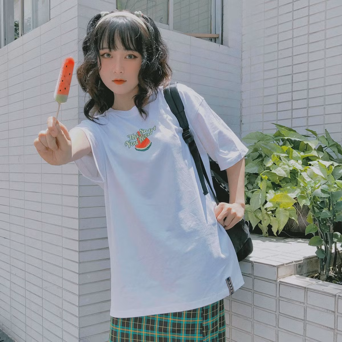 Minh Tú có phong cách thời trang khá đa dạng, nhưng nhìn chung cách kết hợp các item của cô nàng không khác gì gái Hàn Quốc.