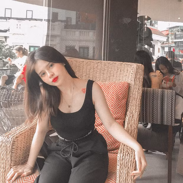 Chính thức giảm cân từ tháng 10/2019, Phương Hoa đăng kí tập với PT chuyên nghiệp. Sự nghiêm khắc của PT cùng quyết tâm cao độ nhất đã giúp Hoa vượt qua quãng thời gian khó khăn ban đầu và kiên trì tới được vạch đích.