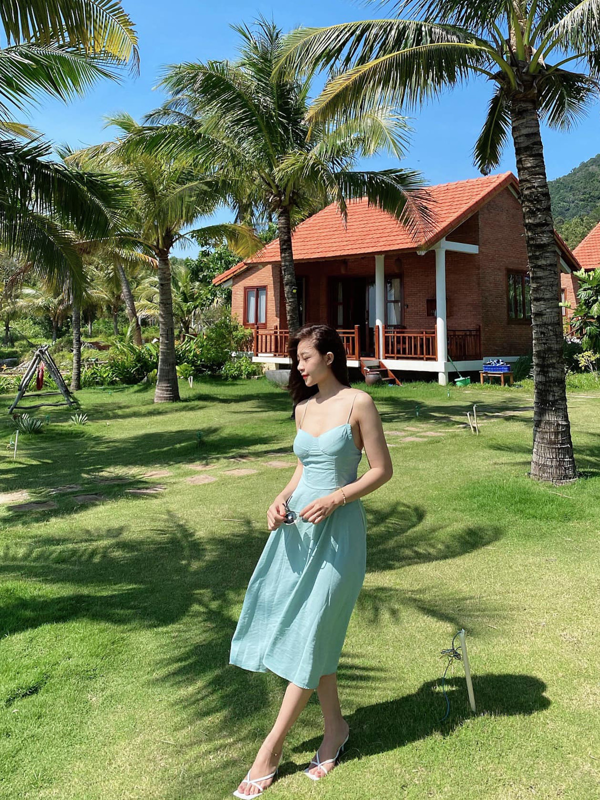 Mới đây, bà xã cầu thủ Văn Đức đã đăng tải lên mạng xã hội những bức hình mới nhất mà cô chụp trong chuyến đi du lịch đến Phú Quốc. Trong ảnh, Nhật Linh chọn một chiếc đầm hai dây màu xanh nhẹ nhàng, thế nhưng, điều làm khán giả chú ý đó chính là vóc dáng thon gọn, vòng eo gợi cảm và gương mặt rạng ngời.