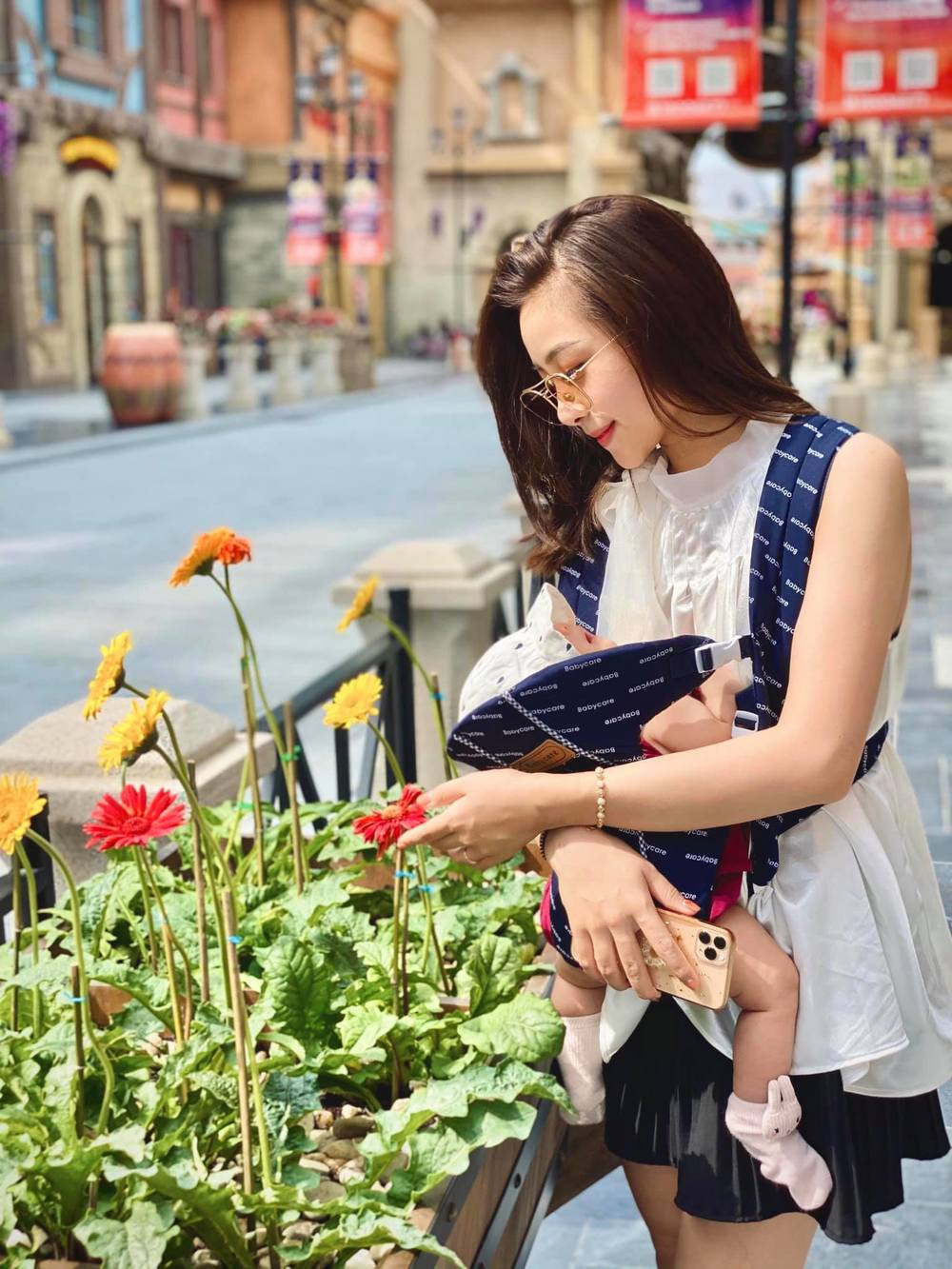 Trước đó, không ít lần bà xã Văn Đức đã khoe trên trang cá nhân hình ảnh "trông mòn con mắt" của gái một con. Đa số cư dân mạng đều dành lời khen ngợi cho nhan sắc của cô nàng.