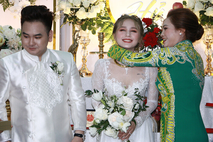 Sáng 14/11, lễ cưới đã được cử hành tại tư gia của cô dâu Phạm Thùy Trang (Xoài Non). Chú rể xuất hiện trong trang phục áo dài truyền thống, bên cạnh dàn "siêu xe" cực chất.