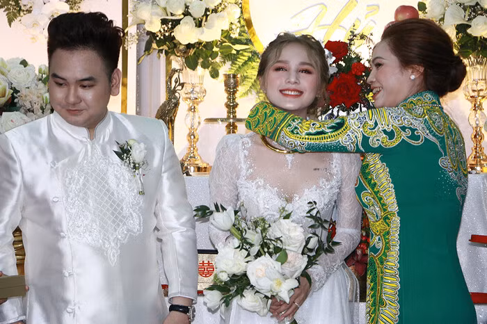 Sáng 14/11, lễ cưới đã được cử hành tại tư gia của cô dâu Phạm Thùy Trang (Xoài Non). Chú rể xuất hiện trong trang phục áo dài truyền thống, bên cạnh dàn "siêu xe" cực chất.