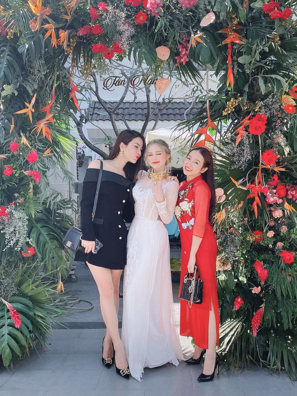 Màn trao nhẫn vàng, niềng vàng cũng đã được thực hiện trong lễ cưới diễn ra sáng nay tại nhà của cô dâu Xoài Non.