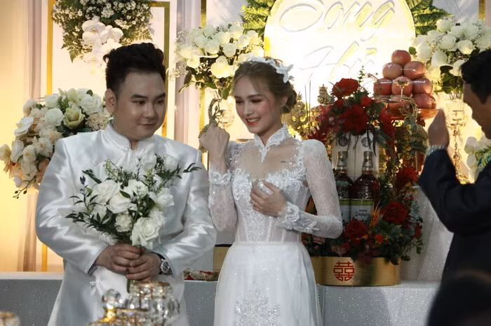 Được biết, cả hai quen nhau trong một sự kiện về game vào năm 2018, hot girl Xoài Non là người tham dự còn Xemesis chính là khách mời.