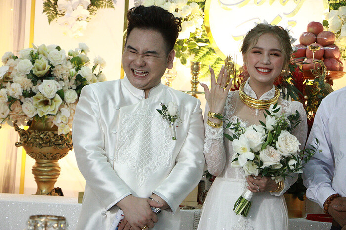 Dù chênh nhau đến 13 tuổi nhưng cặp đôi vẫn được nhiều dân mạng khen ngợi là "xứng lứa vừa đôi".