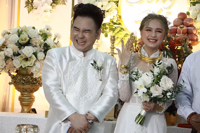 Dù chênh nhau đến 13 tuổi nhưng cặp đôi vẫn được nhiều dân mạng khen ngợi là "xứng lứa vừa đôi".