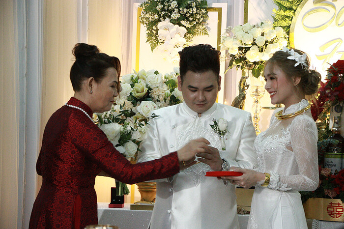 Theo nghi thức truyền thống, nhà trai trao sính lễ cho bên nhà gái.