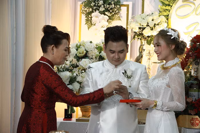 Theo nghi thức truyền thống, nhà trai trao sính lễ cho bên nhà gái.