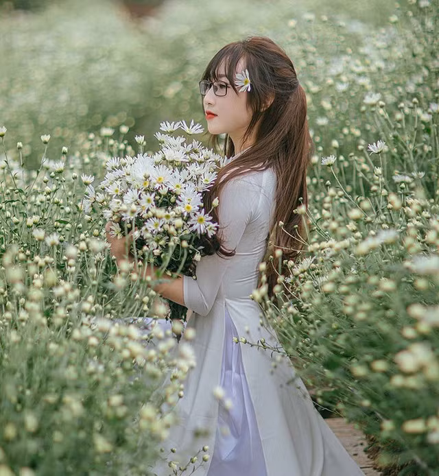 Cô giáo trẻ bắt đầu được nhiều người biết đến sau một cuộc thi ảnh trên mạng xã hội và được cho là có nét giống hot girl Quỳnh Anh Shyn.