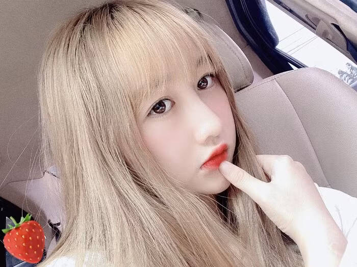 Hình ảnh đời thường xinh xắn của cô giáo tiểu học đến từ Bắc Giang. Trà sở hữu gương mặt baby, làn da trắng sứ.