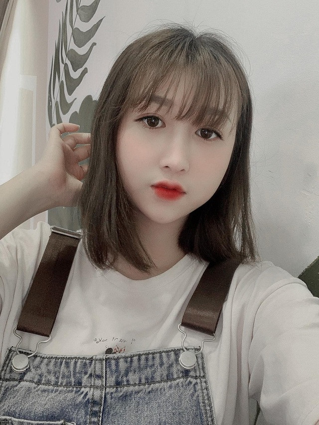 Chia sẻ về phong cách ăn mặc trong môi trường sư phạm, Trà cho rằng cô sẽ lựa chọn sao cho phù hợp, không ảnh hưởng công việc thường ngày.