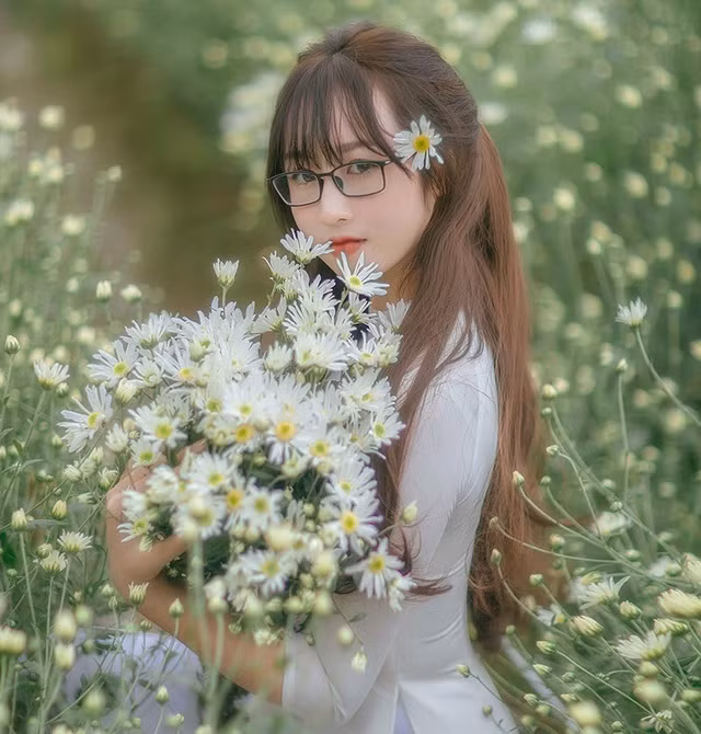 Co giao hot girl khoe nhan sac nghieng nga ben hoa cuc hoa mi