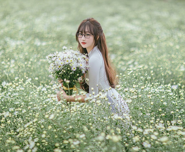Ngắm loạt ảnh của cô giáo Trà trong vườn cúc họa mi trắng muốt, ai nấy đều mê tít vì nhan sắc xinh đẹp, dịu dàng và trong sáng của cô.