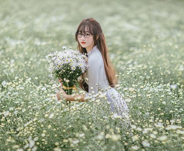 Ngắm loạt ảnh của cô giáo Trà trong vườn cúc họa mi trắng muốt, ai nấy đều mê tít vì nhan sắc xinh đẹp, dịu dàng và trong sáng của cô.
