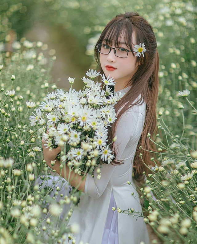 Sở hữu khuôn mặt bầu bĩnh khiến người đối diện xao xuyến, đáng yêu và nụ cười tươi duyên dáng Hương Trà được nhiều người gọi là cô giáo hot girl.