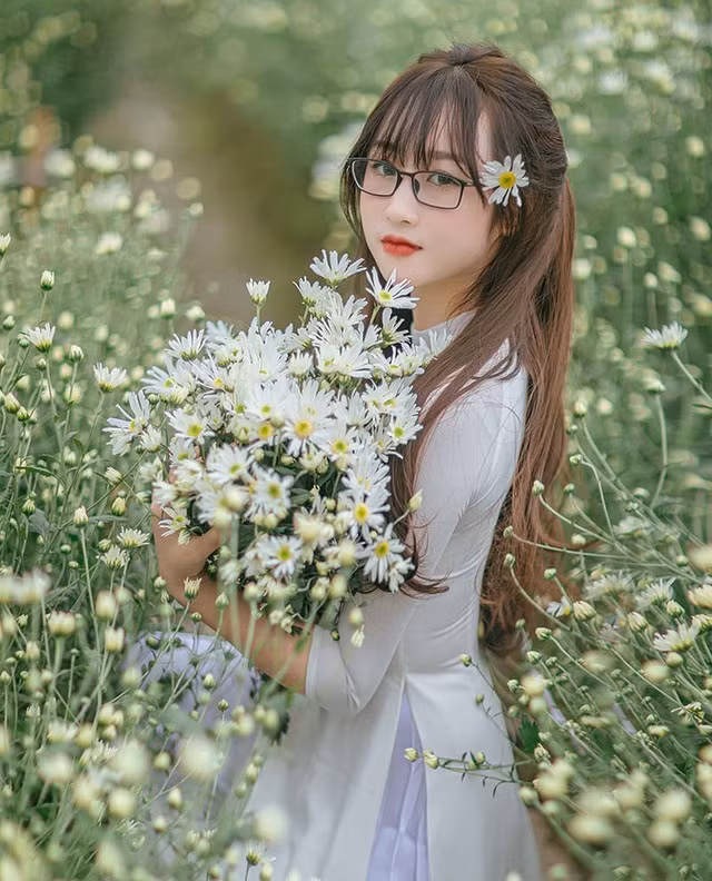 Sở hữu khuôn mặt bầu bĩnh khiến người đối diện xao xuyến, đáng yêu và nụ cười tươi duyên dáng Hương Trà được nhiều người gọi là cô giáo hot girl.