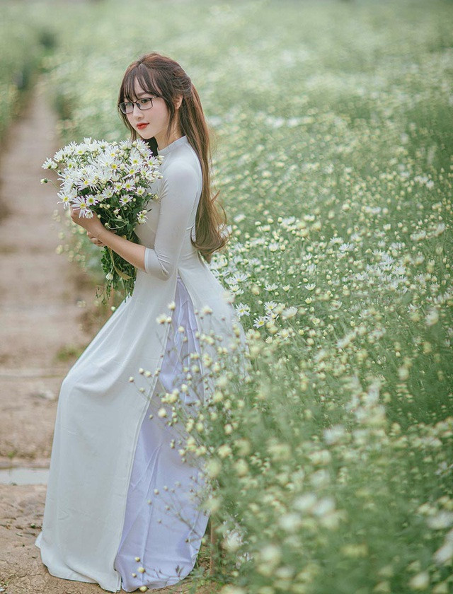 Cô giáo xinh đẹp Hương Trà tốt nghiệp Cao đẳng Ngô Gia Tự, Bắc Giang, được phân công làm giáo viên trường tiểu học cách đây 3 tháng. Thời gian đầu, cô giáo trẻ gặp nhiều khó khăn, áp lực vì thiếu kinh nghiệm.