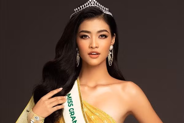 Người đẹp toát lên nụ cười rạng rỡ, vẻ đẹp nữ tính, nhẹ nhàng cùng thần thái tự tin. Kiều Loan còn đại diện Việt Nam tham gia cuộc thi sắc đẹp quốc tế tại Miss Grand International 2019.