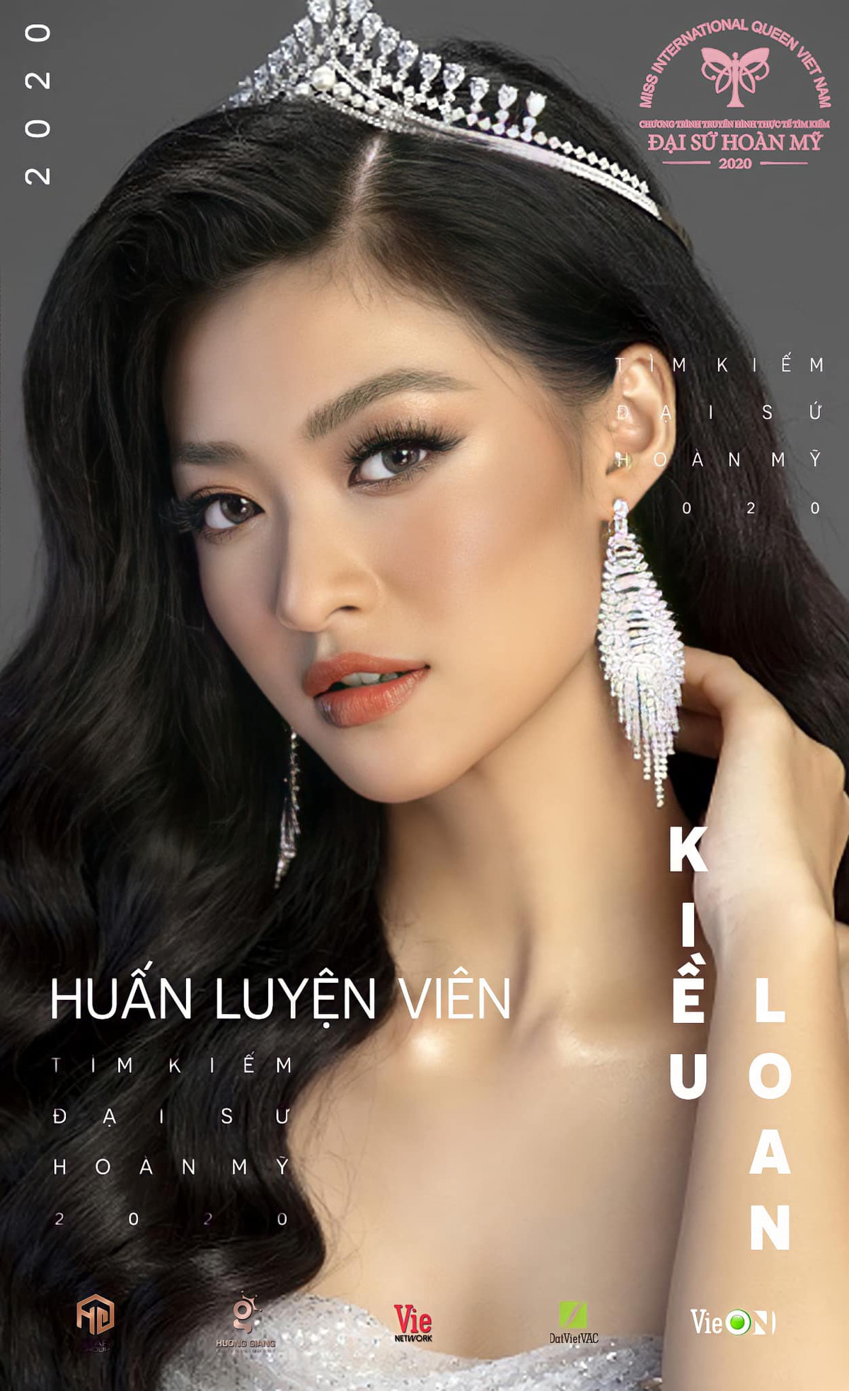 Mới đây, BTC cuộc thi Hoa hậu chuyển giới Việt Nam 2020 đã chính thức công bố vị HLV thứ 2, đó không ai khác chính là Á hậu Kiều Loan. Cùng với Hoàng Thùy, Kiều Loan sẽ cùng nhau đào tạo và hướng dẫn thí sinh để chạm tay đến ngôi vị quán quân.