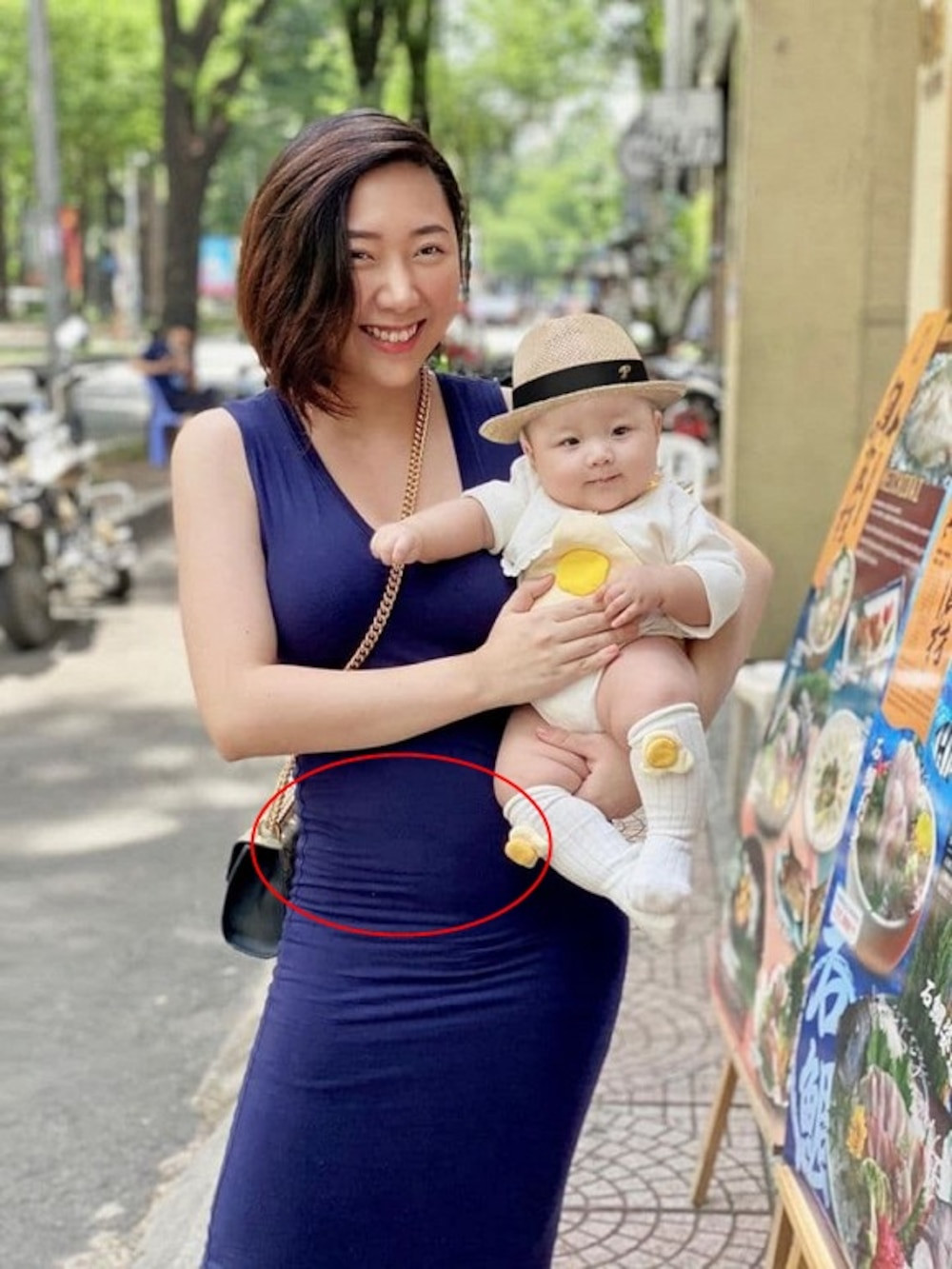 Dù ngoại hình có thay đổi nhưng nhìn chung nhan sắc của hot mom này vẫn xinh đẹp và thon gọn.