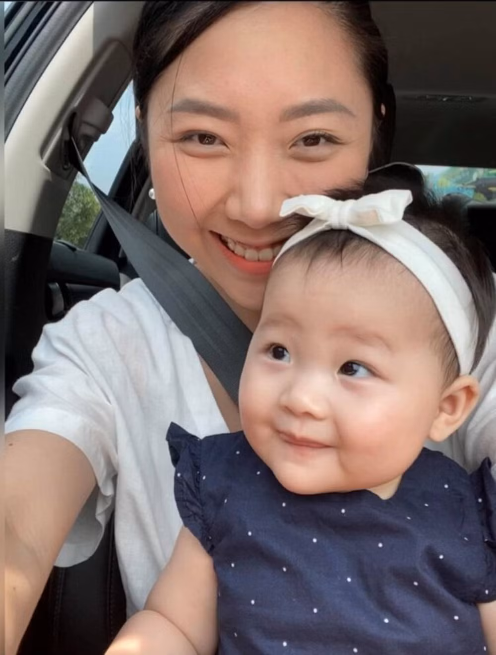 Sau khi gia nhập "hội bỉm sữa", Huỳnh Mi lại có dấu hiệu thừa cân khiến vẻ ngoài không mấy lung linh như thời son rỗi.