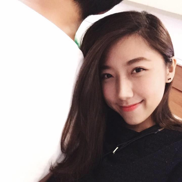 Sau khi kết hôn, Huỳnh Mi và ông xã thường xuyên chia sẻ nhiều khoảnh khắc ngọt ngào, tình tứ khiến nhiều người xuýt xoa, ngưỡng mộ.