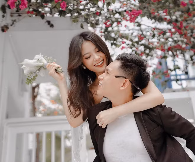 Cô nàng Giang Jolie tên đầy đủ là Dương Thu Giang, sinh năm 2000 cũng bất ngờ "theo chồng bỏ cuộc chơi" vào năm cô 18 tuổi.