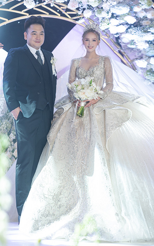 Mới nhất, hot girl Xoài Non (tên thật Phạm Thuỳ Trang, sinh năm 2002) theo streamer giàu nhất Việt Nam - Xemesis về dinh hôm 14/11 vừa qua.