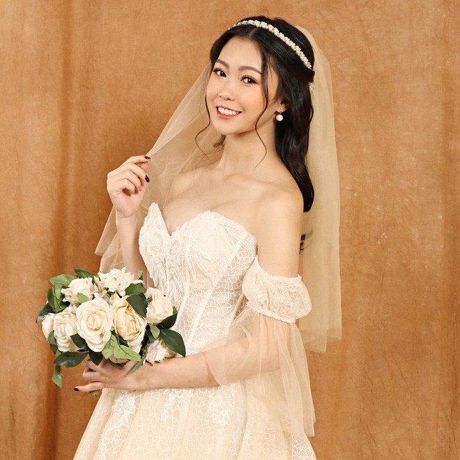 Từng là một thành viên trong nhóm hot teen Hà thành nổi tiếng một thời, thông tin Chi Bé (tên thật là Đào Kim Chi, sinh năm 2002) yên bề gia thất đã khiến dân tình vô cùng bất ngờ.