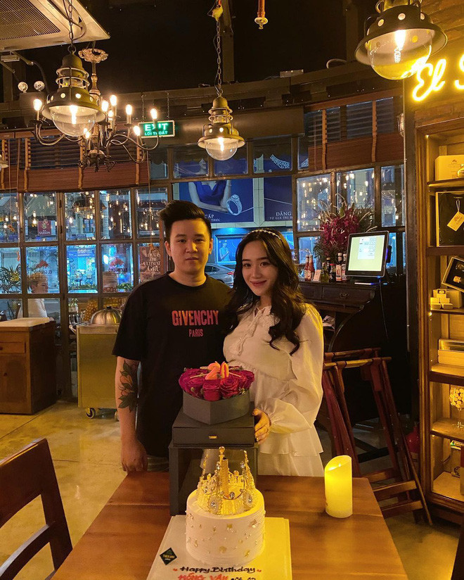 Dù không đăng bất cứ chiếc ảnh cưới nào nhưng trên mạng xã hội, Hồng Vân vẫn thường xuyên khoe khoảnh khắc hạnh phúc cùng chồng.