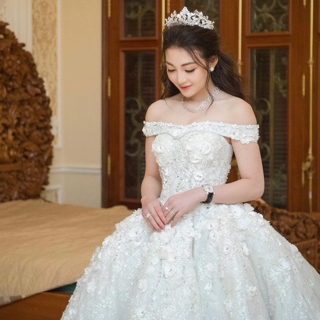 Rich kid Trần Thu Hương, sinh năm 2000 từng nổi đình đám trong đám cưới xa hoa khi mới 19 tuổi. Thời điểm đó, nàng hot girl được gọi là "cô dâu 200 cây vàng".