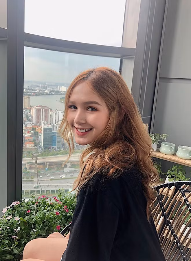 Xoài Non không phải là cái tên quá xa lạ với nhiều bạn trẻ, cô tên thật là Phạm Thùy Trang, sinh năm 2002 và từng diễn xuất trong một số MV ca nhạc, phim sitcom, đồng thời hoạt động trong lĩnh vực người mẫu ảnh.