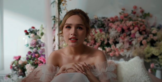 Dù không lung linh hay sắc nét như trong bộ ảnh đã qua chỉnh sửa, thế nhưng nhan sắc của Xoài Non vẫn được nhiều người đánh giá cao, so hai hình ảnh thì không có sự chênh lệch quá lớn nào.