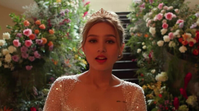 Nhân dịp video hậu trường MV đám cưới của Xemesis và Xoài Non được tung ra, cư dân mạng đã tranh thủ "soi" hình ảnh qua chỉnh sửa với khoảnh khắc thực tế của hot girl này.