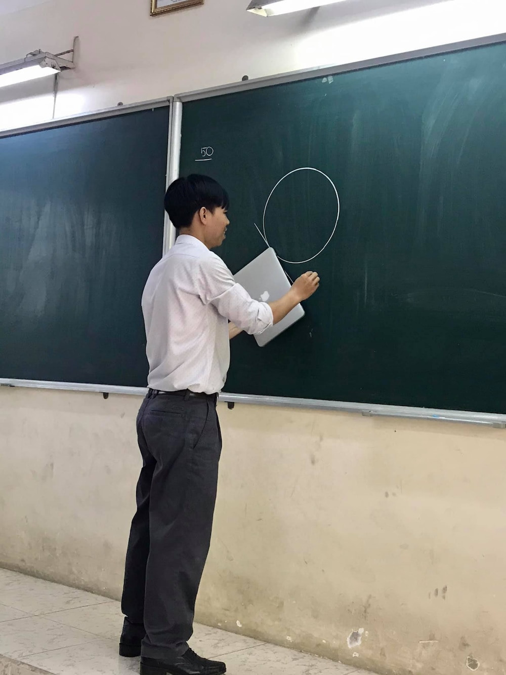 Mới đây, trên một group dành cho giới học sinh sinh viên xuất hiện hình ảnh một thầy giáo dùng laptop đắt tiền để thay thế thước kẻ vẽ đường thẳng thay vì sử dụng thước thông thường. Ảnh: Trần Thị Hồng Phúc/ Group Trường Người Ta