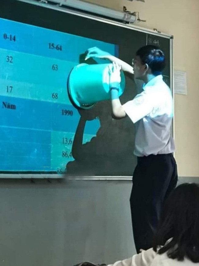 Trước đó một thầy giáo trung học cũng từng khiến học sinh cười bò khi tận dụng xô đựng rác để vẽ hình tròn. Hành động của thầy sau đó bị học sinh chụp lại, đăng tải lên mạng và nhanh chóng gây sốt.