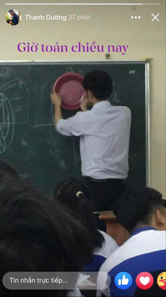 Một thầy giáo gây sốt với màn tận dụng chậu để vẽ hình tròn.