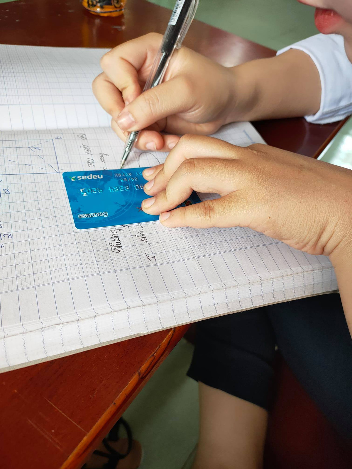 Khi quên thước ở nhà và chiếc thẻ ATM là vật dụng thay thế.