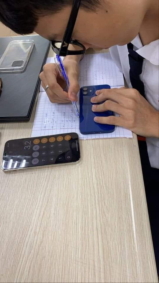 Cậu học trò này quả thực là rich kid khi sử dụng hẳn chiếc điện thoại để thay thế thước kẻ. Ảnh: Facebook