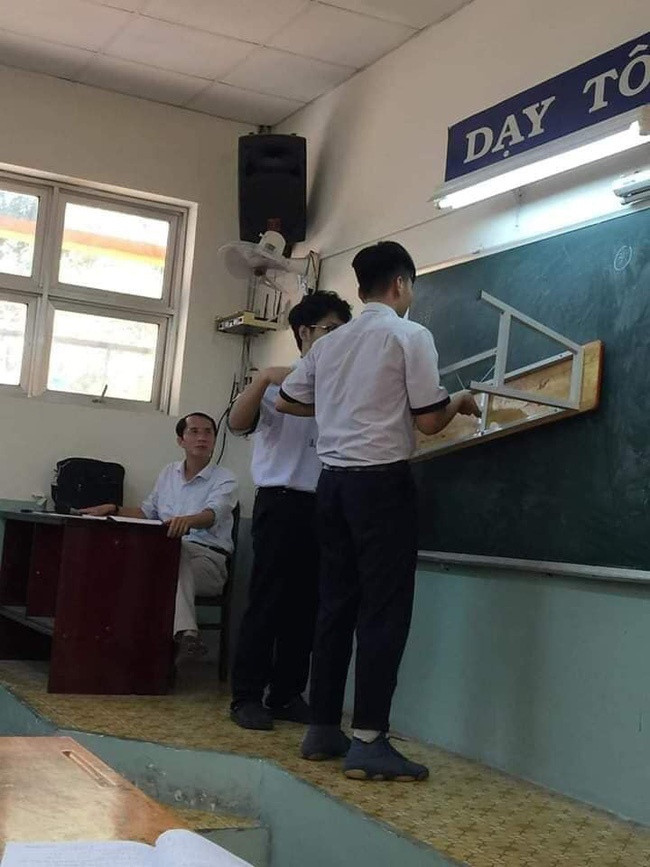 Đây không phải là trường hợp đầu tiên về việc quên thước kẻ và buộc phải sử dụng những vật dụng học tập "bá đạo". Trước đây trên MXH từng xuất hiện hình ảnh hài hước trong giờ Toán tại một trường THPT, vì không có thước kẻ nên hai cậu học trò đã mượn tạm chiếc ghế gỗ trong lớp để vẽ đường thẳng. Hành động bá đạo này đã khiến cả lớp được trận cười no bụng.