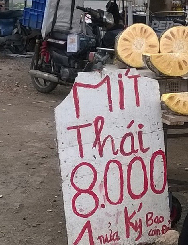 Với chiêu thức ghi giá nửa cân, dễ đánh trúng vào tâm lý khách hàng, do đó các mặt hàng cũng bán “chạy hơn”.