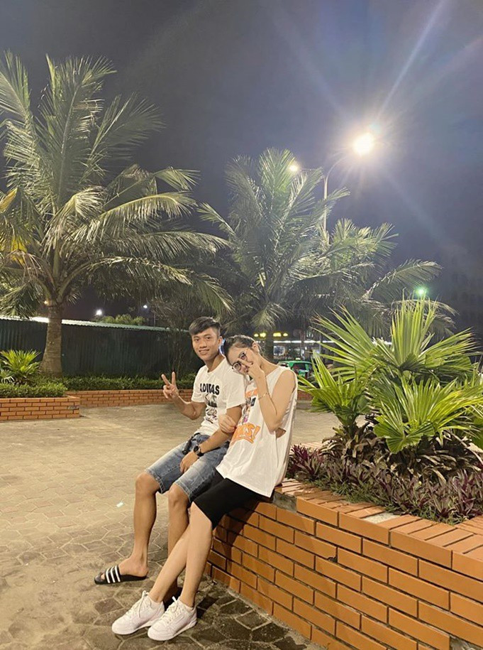 Nhật Linh (SN 1997) trước đó cũng đã nổi tiếng trên mạng xã hội bởi những bức ảnh chụp chung các học sinh mầm non mà cô giảng dạy trong kỳ thực tập sinh viên. Cô nàng sở hữu nhan sắc xinh đẹp, đáng yêu và là đồng hương Nghệ An với Văn Đức.