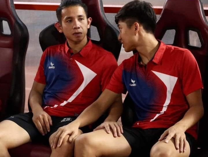 Hóa ra, trong bức ảnh này Phan Văn Đức đã có những hành động vô cùng thân mật với Duy "Pink" như để cho đối phương thơm má, hay đặt tay lên đùi nhau khiến cô vợ Nhật Linh "nổi máu ghen", tưởng chừng như đã mất chồng đến nơi rồi.